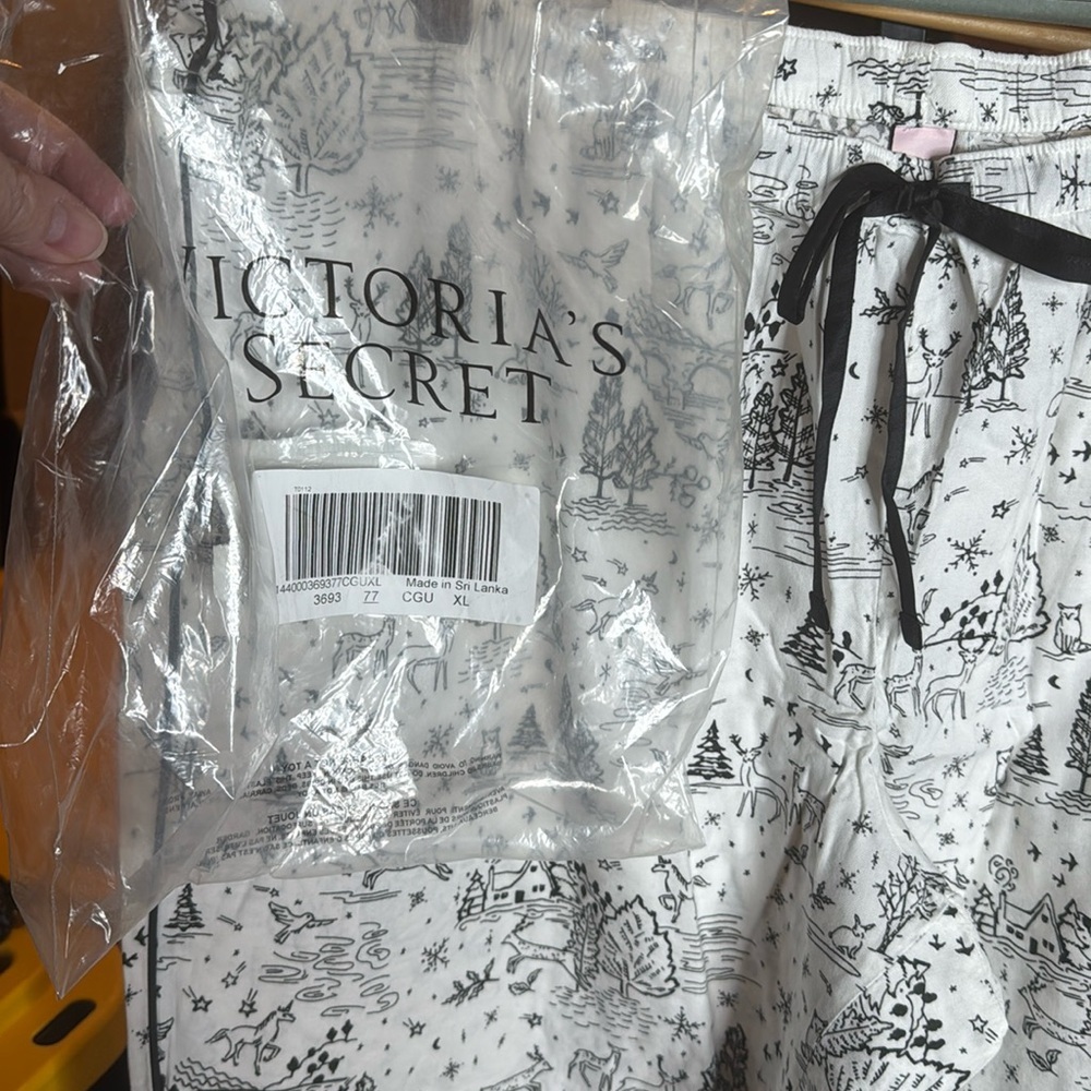 NIP Victoria’s Secret White Winter Reindeer  Jogger Pajama Pants Size XL - Picture 9 of 9